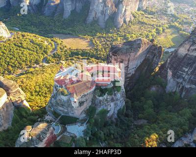 Vue aérienne sur Meteora, une formation rocheuse dans le centre de la Grèce accueillant l'un des plus grands complexes construits précipitamment de monaste orthodoxe de l'est Banque D'Images