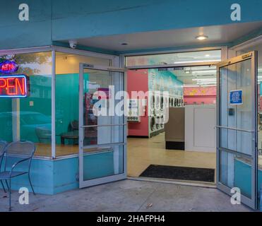 LA NOUVELLE-ORLÉANS, LA, États-Unis - 5 DÉCEMBRE 2021 : laverie automatique ouverte dans le quartier de Carrollton, à la Nouvelle-Orléans Banque D'Images