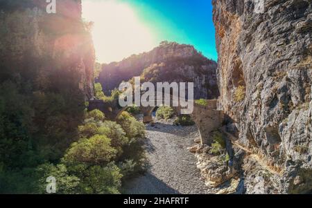 Le magnifique vieux pont en pierre connu sous le nom de Kokkoris ou le pont de Noutsios, près de la ville d'Ioannina, Epirus Grèce. Banque D'Images