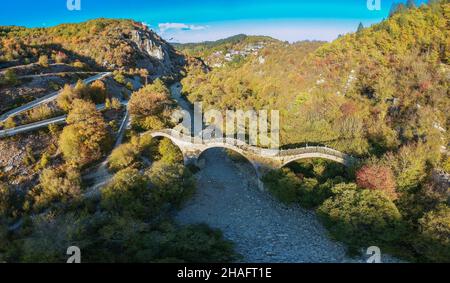 Vue aérienne de l'ancien pont en pierre à trois voûtes de Kalogeriko sur le canyon Vikos, Zagorohoria, Grèce, Europe Banque D'Images