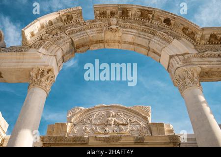 Temple d'Hadrien dans la ville antique d'Éphèse, Selcuk, Turquie. Banque D'Images