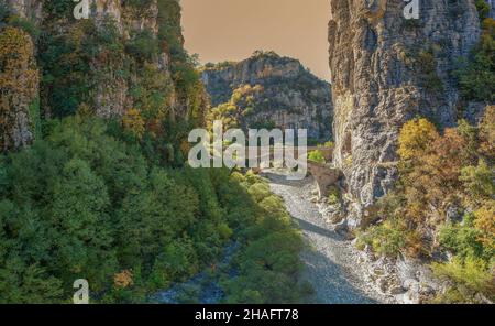 Le magnifique vieux pont en pierre connu sous le nom de Kokkoris ou le pont de Noutsios, près de la ville d'Ioannina, Epirus Grèce. Banque D'Images