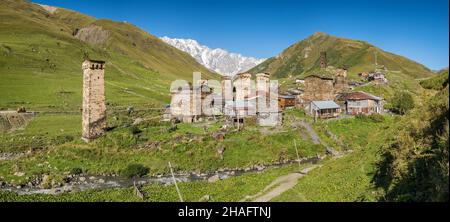 Grand panorama du village d'Ushguli dans la région de Svaneti en Géorgie. Banque D'Images