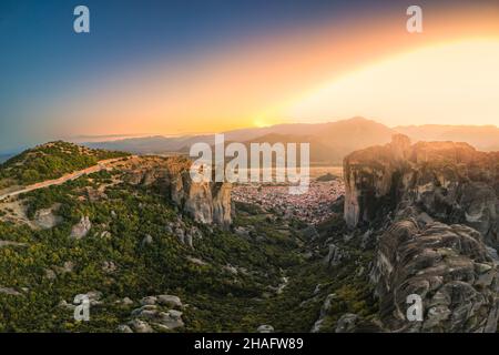 Vue aérienne sur Meteora, une formation rocheuse dans le centre de la Grèce accueillant l'un des plus grands complexes construits précipitamment de monaste orthodoxe de l'est Banque D'Images