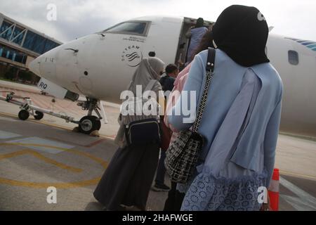 (12/11/2021) Un certain nombre de passagers sont montés à bord de l'avion Bombardier CRJ 1000 appartenant à PT Garuda Indonesia, de l'aéroport Sultan Mahmud Badaruddin II Palembang, Sumatra Sud, à l'aéroport Soekarno Hatta, Jakarta, Indonésie.Le Bombardier CRJ1000 a été développé par Bombardier Aéronautique, une entreprise canadienne.Cet avion est équipé d'un système qui permet à l'avion d'éviter les collisions, ainsi que de vérifier les conditions météorologiques dans la région et le passage prévu, il est également considéré comme un avion à faible consommation de carburant.(Photo de Kuncoro Widyo Rumpoko/Pacific Press/Sipa USA) Banque D'Images