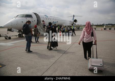 (12/11/2021) Un certain nombre de passagers sont montés à bord de l'avion Bombardier CRJ 1000 appartenant à PT Garuda Indonesia, de l'aéroport Sultan Mahmud Badaruddin II Palembang, Sumatra Sud, à l'aéroport Soekarno Hatta, Jakarta, Indonésie.Le Bombardier CRJ1000 a été développé par Bombardier Aéronautique, une entreprise canadienne.Cet avion est équipé d'un système qui permet à l'avion d'éviter les collisions, ainsi que de vérifier les conditions météorologiques dans la région et le passage prévu, il est également considéré comme un avion à faible consommation de carburant.(Photo de Kuncoro Widyo Rumpoko/Pacific Press/Sipa USA) Banque D'Images