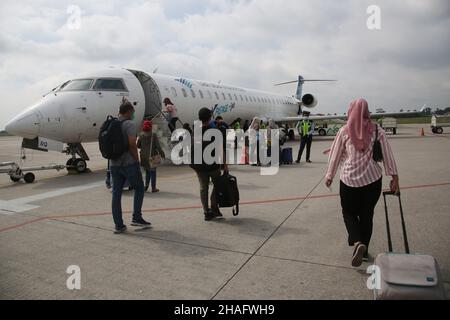 (12/11/2021) Un certain nombre de passagers sont montés à bord de l'avion Bombardier CRJ 1000 appartenant à PT Garuda Indonesia, de l'aéroport Sultan Mahmud Badaruddin II Palembang, Sumatra Sud, à l'aéroport Soekarno Hatta, Jakarta, Indonésie.Le Bombardier CRJ1000 a été développé par Bombardier Aéronautique, une entreprise canadienne.Cet avion est équipé d'un système qui permet à l'avion d'éviter les collisions, ainsi que de vérifier les conditions météorologiques dans la région et le passage prévu, il est également considéré comme un avion à faible consommation de carburant.(Photo de Kuncoro Widyo Rumpoko/Pacific Press/Sipa USA) Banque D'Images