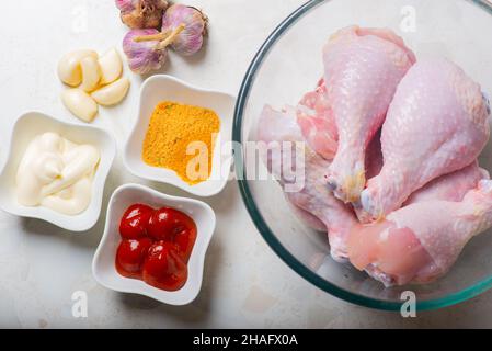 ail et assaisonnements pour faire mariner des pilons de poulet Banque D'Images