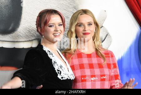 Los Angeles, Californie, États-Unis 12th décembre 2021 l'actrice Ava Elizabeth Phillippe et la mère actrice Reese Witherspoon assistent à la première « Sing 2 » d'Illumination au Théâtre grec le 12 décembre 2021 à Los Angeles, Californie, États-Unis.Photo de Barry King/Alay Live News Banque D'Images