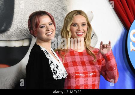 Los Angeles, Californie, États-Unis 12th décembre 2021 l'actrice Ava Elizabeth Phillippe et la mère actrice Reese Witherspoon assistent à la première « Sing 2 » d'Illumination au Théâtre grec le 12 décembre 2021 à Los Angeles, Californie, États-Unis.Photo de Barry King/Alay Live News Banque D'Images