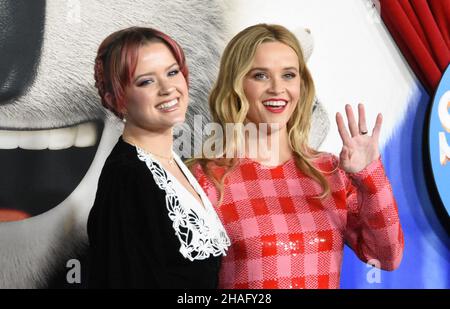 Los Angeles, Californie, États-Unis 12th décembre 2021 l'actrice Ava Elizabeth Phillippe et la mère actrice Reese Witherspoon assistent à la première « Sing 2 » d'Illumination au Théâtre grec le 12 décembre 2021 à Los Angeles, Californie, États-Unis.Photo de Barry King/Alay Live News Banque D'Images
