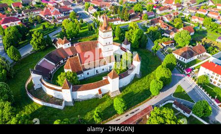 Harman, Roumanie.Vue aérienne de l'église fortifiée médiévale de Harman, construite par Saxons dans le comté de Brasov, en Transylvanie. Banque D'Images