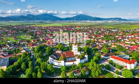 Harman, Roumanie.Vue aérienne de l'église fortifiée médiévale de Harman, construite par Saxons dans le comté de Brasov, en Transylvanie. Banque D'Images