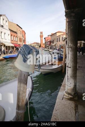 Un canal et la Torre Civica (torre dell'orologio) en arrière-plan Banque D'Images