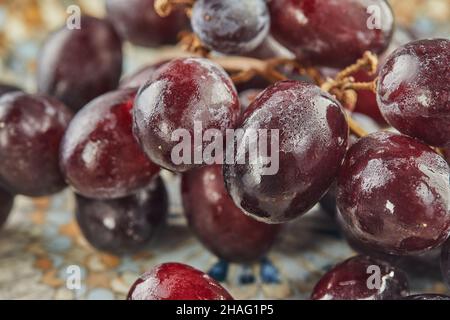 Raisins frais avec des gouttelettes d'eau sur l'assiette, prêts à manger Banque D'Images