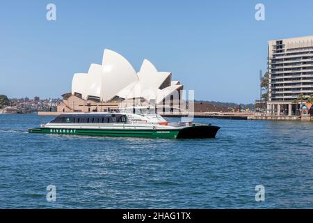 Rivercat, le MV Evonne Goolagong dans le port de Sydney passant par l'Opéra de Sydney, Nouvelle-Galles du Sud, Australie Banque D'Images