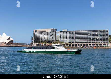 Evonne Goolagong Rivercat Class sydney ferry approche le terminus circulaire du quai à Sydney, en Australie, par une journée de ciel bleu clair Banque D'Images