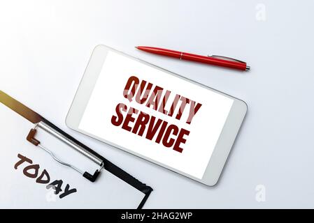 Panneau d'écriture manuel qualité Service.Photo conceptuelle : comment le service est-il conforme aux attentes du client ? smartphone avec appels audio et vidéo Banque D'Images