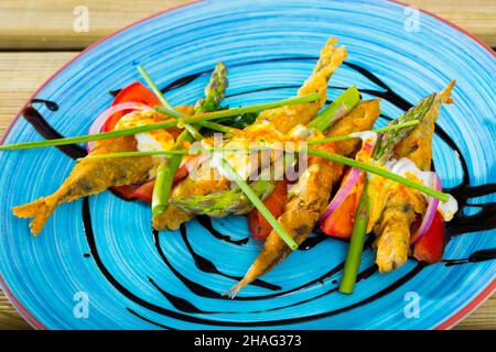 Anchois frits à la pâte servi avec sauce au gingembre, les tomates, les asperges, l'oignon et la ciboulette Banque D'Images