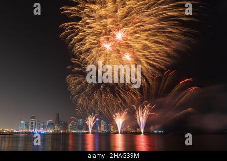 Magnifique feu d'artifice dans la Corniche de Doha, au Qatar. Banque D'Images