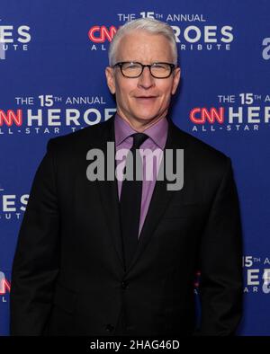 New York, NY - 12 décembre 2021 : Anderson Cooper participe à l'hommage All-Star annuel 15th de CNN Heroes au American Museum of Natural History Banque D'Images