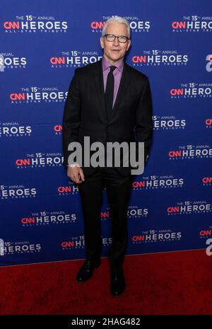 New York, NY - 12 décembre 2021 : Anderson Cooper participe à l'hommage All-Star annuel 15th de CNN Heroes au American Museum of Natural History Banque D'Images