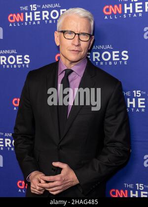 New York, NY - 12 décembre 2021 : Anderson Cooper participe à l'hommage All-Star annuel 15th de CNN Heroes au American Museum of Natural History Banque D'Images