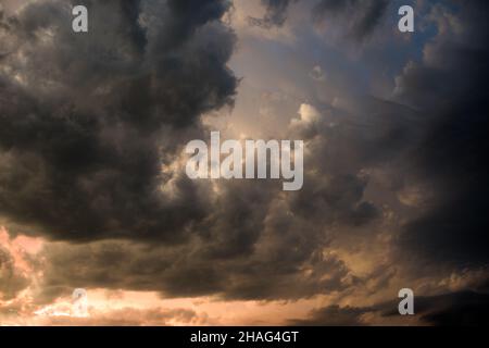 Nuages orageux planant dans le ciel Banque D'Images