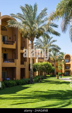 Hurghada, Égypte - 24 mai 2021 : vue sur les villas résidentielles de l'hôtel du Stella Di Mare Beach Resort and Spa situé dans la baie de Makadi, dont l'une des Banque D'Images