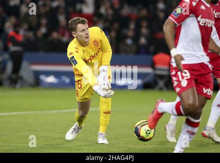 Gardien de but de Monaco Alexander Nubel lors du championnat de France Ligue 1, match de football entre Paris Saint-Germain (PSG) et AS Monaco (ASM) le 12 décembre 2021 au stade du Parc des Princes à Paris, France - photo : Jean Catuffe/DPPI/LiveMedia Banque D'Images