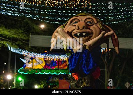 Des groupes culturels de toute la ville de Medellin envahissent les rues pour un carnaval festif représentant les mythes et légendes de la Colombie qui ouvre la saison de Noël et les festivités dans la ville, à Medellin, Colombie, le 8 décembre 2021. Banque D'Images