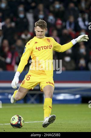 Gardien de but de Monaco Alexander Nubel lors du championnat de France Ligue 1, match de football entre Paris Saint-Germain (PSG) et AS Monaco (ASM) le 12 décembre 2021 au stade du Parc des Princes à Paris, France - photo : Jean Catuffe/DPPI/LiveMedia Banque D'Images