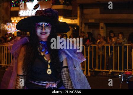 Des groupes culturels de toute la ville de Medellin envahissent les rues pour un carnaval festif représentant les mythes et légendes de la Colombie qui ouvre la saison de Noël et les festivités dans la ville, à Medellin, Colombie, le 8 décembre 2021. Banque D'Images