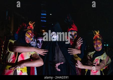 Des groupes culturels de toute la ville de Medellin envahissent les rues pour un carnaval festif représentant les mythes et légendes de la Colombie qui ouvre la saison de Noël et les festivités dans la ville, à Medellin, Colombie, le 8 décembre 2021. Banque D'Images