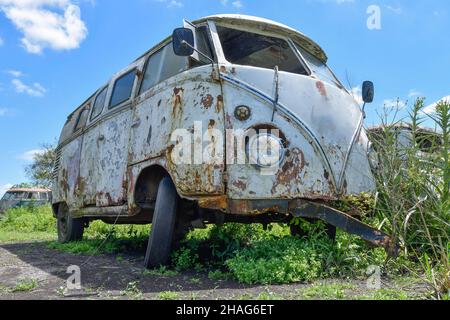 Vieux véhicules abandonnés et détériorés en Uruguay Banque D'Images