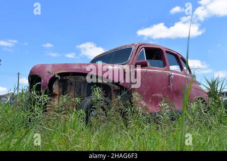 Vieux véhicules abandonnés et détériorés en Uruguay Banque D'Images