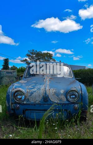 Vieux véhicules abandonnés et détériorés en Uruguay Banque D'Images