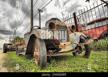 Vieux véhicules abandonnés et détériorés en Uruguay Banque D'Images