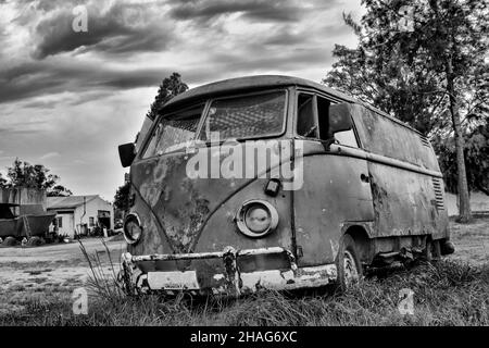 Vieux véhicules abandonnés et détériorés en Uruguay Banque D'Images