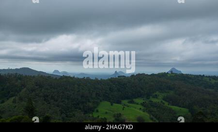 Vue sud d'une route près de Malaney aux montagnes de tibrogargan, coonorwin, Beerburrum et Beerwah. Banque D'Images