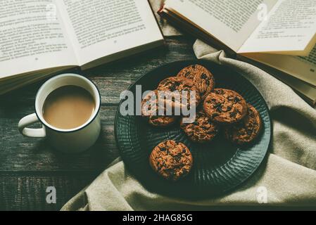 Vue de dessus des livres avec une tasse de café et des biscuits au chocolat sur une table en bois.Mise au point sélective Banque D'Images