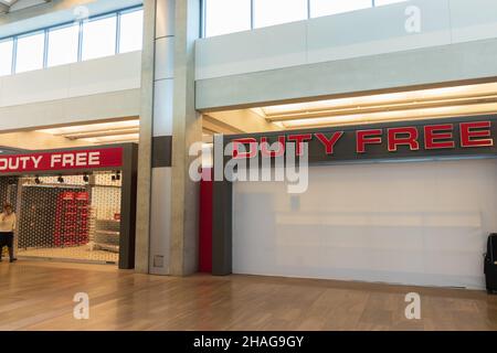 07-12-2021. tel aviv-israël.Une partie de la franchise de droits de l'aéroport Ben Gatorion est fermée en raison de la diminution des vols en raison des nouvelles restrictions du gouvernement Banque D'Images