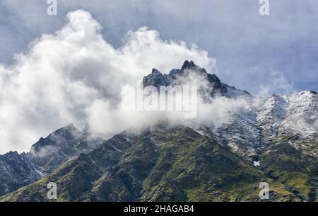 Des nuages autour du pic de la montagne pendant une journée d'été.Sayan de l'est.Buryatia.Russie Banque D'Images