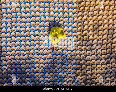 Bogura, Rajshahi, Bangladesh.13th décembre 2021.Les travailleuses font de la poterie à vendre sur un marché.les ouvriers collectent l'argile du sol avant de la façonner avec leurs mains, la séchant au soleil et enfin la peinture de la poterie finie.(Credit image: © Mustasinur Rahman Alvi/ZUMA Press Wire) Banque D'Images