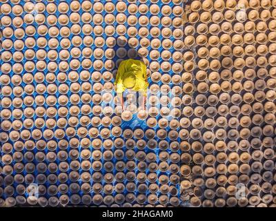 Bogura, Rajshahi, Bangladesh.13th décembre 2021.Les travailleuses font de la poterie à vendre sur un marché.les ouvriers collectent l'argile du sol avant de la façonner avec leurs mains, la séchant au soleil et enfin la peinture de la poterie finie.(Credit image: © Mustasinur Rahman Alvi/ZUMA Press Wire) Banque D'Images