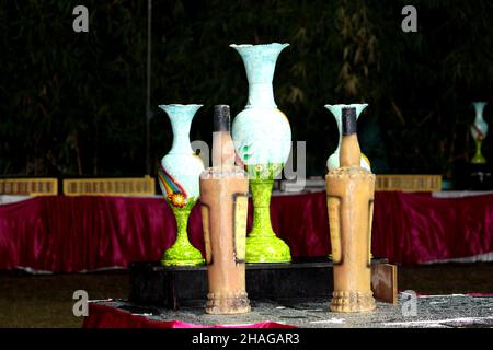 vases anciens avec des motifs de décoration et des scènes de vie.Pots décoratifs anciens, poterie céramique décoration de fête, mise au point sélective avec flou. Banque D'Images