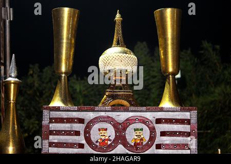vases anciens avec des motifs de décoration et des scènes de vie.Pots décoratifs anciens, poterie céramique décoration de fête, mise au point sélective avec flou. Banque D'Images