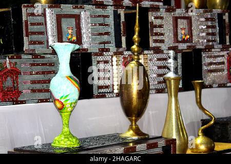 vases anciens avec des motifs de décoration et des scènes de vie.Pots décoratifs anciens, poterie céramique décoration de fête, mise au point sélective avec flou. Banque D'Images
