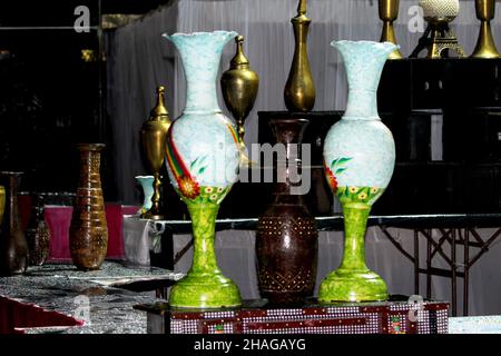 vases anciens avec des motifs de décoration et des scènes de vie.Pots décoratifs anciens, poterie céramique décoration de fête, mise au point sélective avec flou. Banque D'Images