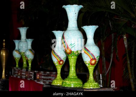 vases anciens avec des motifs de décoration et des scènes de vie.Pots décoratifs anciens, poterie céramique décoration de fête, mise au point sélective avec flou. Banque D'Images